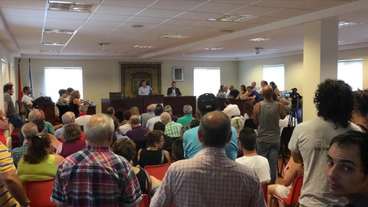 Asistencia masiva en el pleno del Ayuntamiento de Sada, este sábado.-AYUNTAMIENTO DE SADA