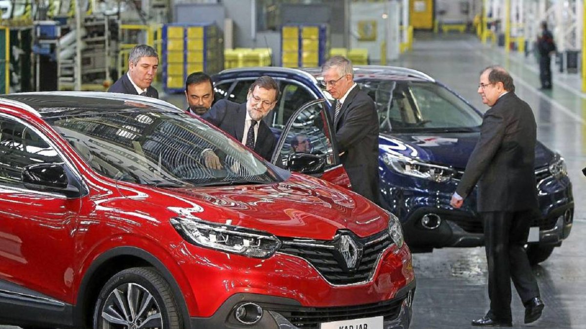 Mariano Rajoy se monta en el kadjar ante Carlos Ghosn, José Antonio López y Juan Vicente Herrera-J. M. LOSTAU