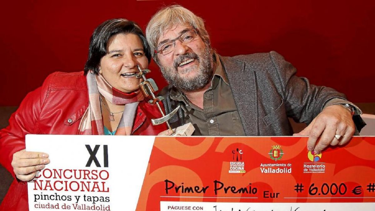La chef Isabel González y el dueño del restaurante Don Bacalao, ganadores de esta edición.-J.M. Lostau