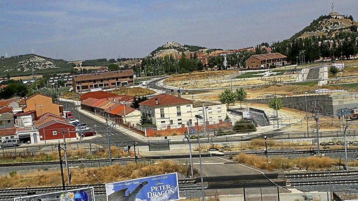 El antiguo paso a nivel conocido como Los Tres Pasos corta con una valla el camino de la Miranda.-BRÁGIMO