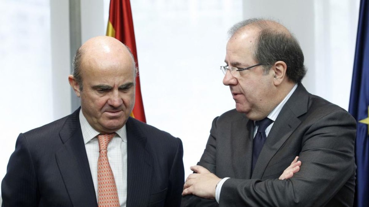 El presidente de la Junta de Castilla y León, Juan Vicente Herrera, junto al ministro de Economía en funciones, Luis de Guindos-ICAL