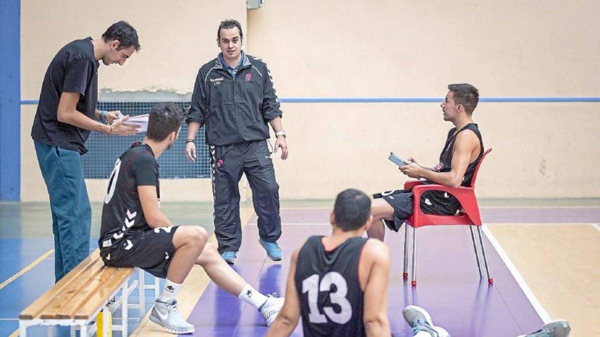 Iñaki Martín, de pie en el centro, conversa con Gayubo, Jonatan, Davichu e Izquierdo en el entrenamiento-Miguel.Á. Santos