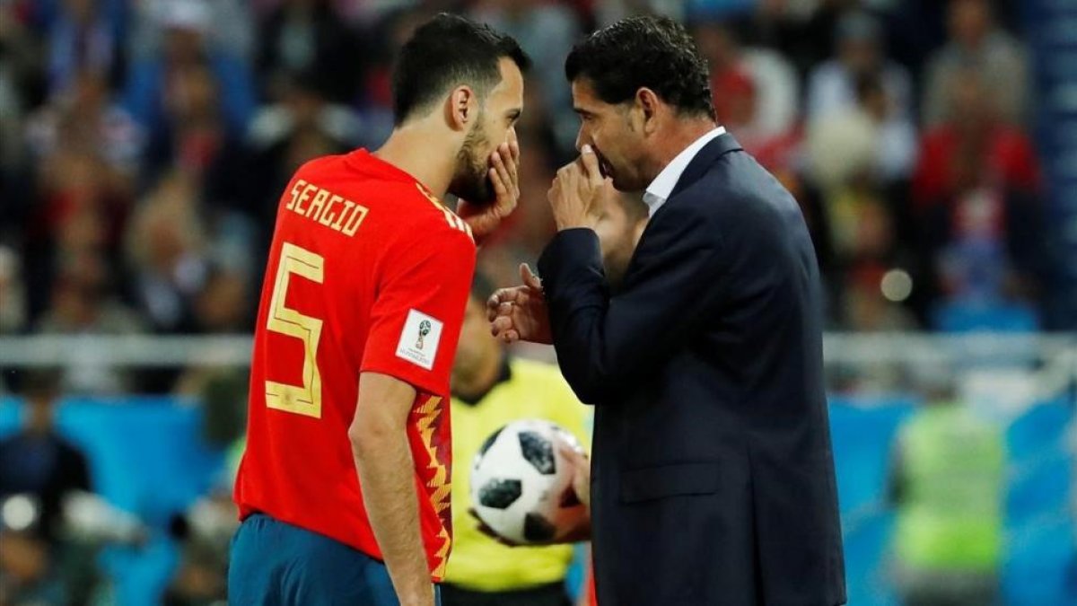 Hierro y Busquets charlan durante el duelo de España contra Marruecos en Kaliningrado.-REUTERS