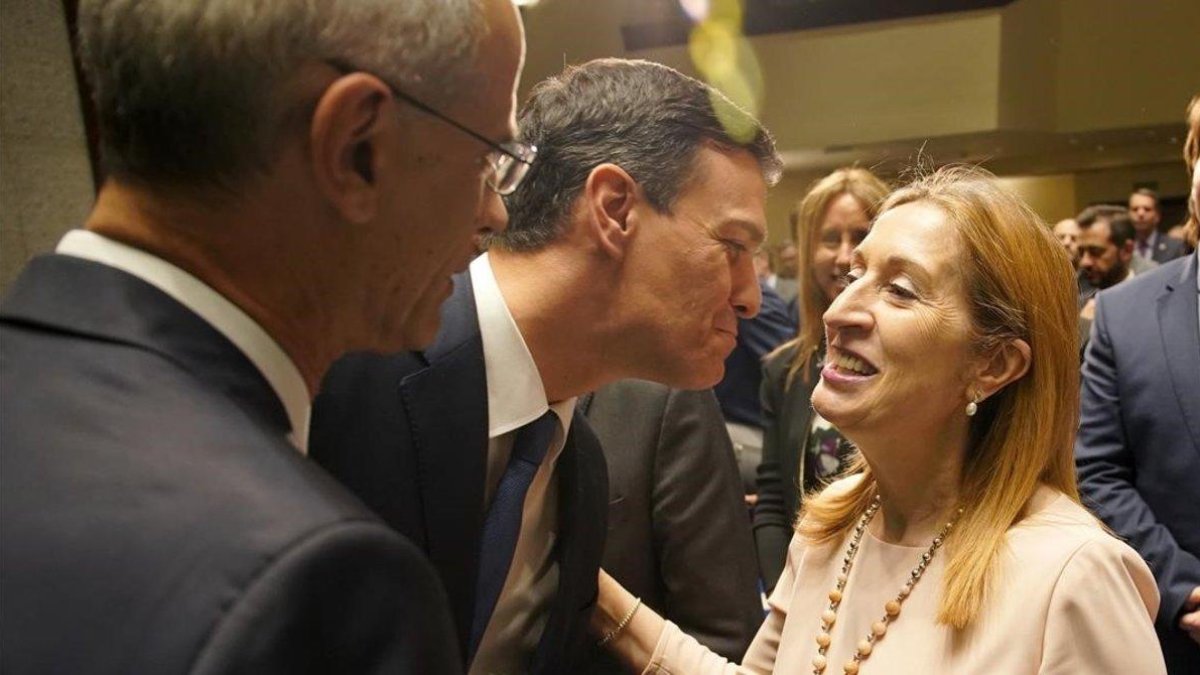 Pedro Sánchez saluda a Ana Pastor, el pasado 4 de junio en Madrid-JOSE LUIS ROCA
