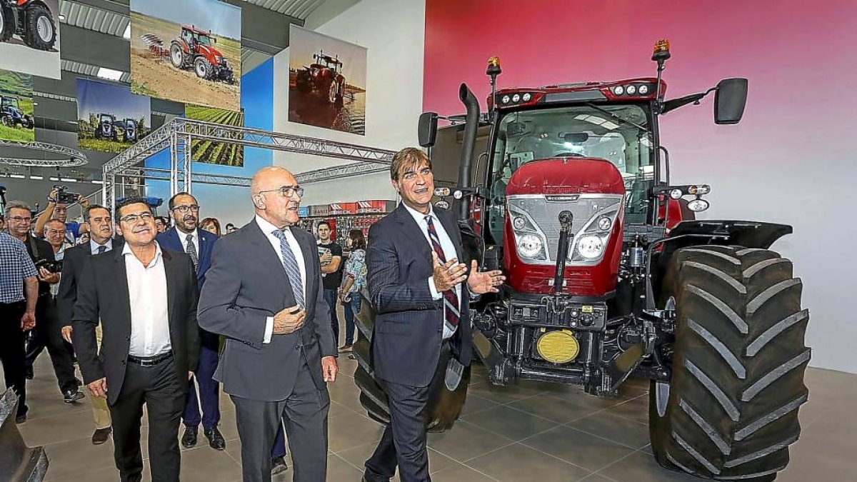Jesús Julio Carnero y Simeone Morra ayer, durante su visita a las nuevas instalaciones de AgriArgo Ibérica.-EL MUNDO