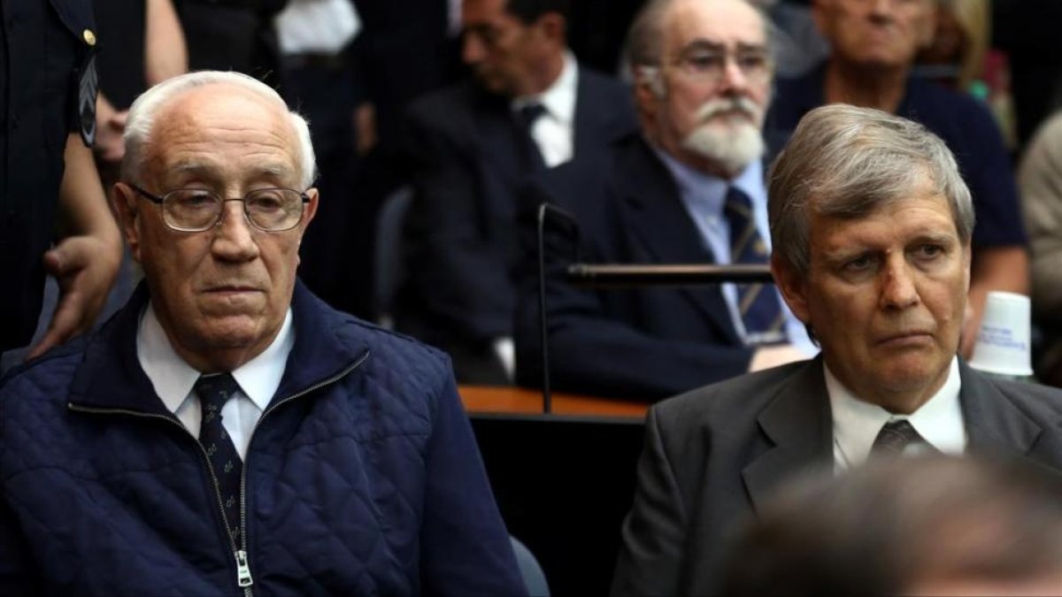 Jorge Acosta (izquierda) y Alfredo Astiz, rodeados de otros miembros de la antigua ESMA, esperan la lectura del veredicto, en Buenos Aires, el 29 de noviembre.-REUTERS / MARCOS BRINDICCI