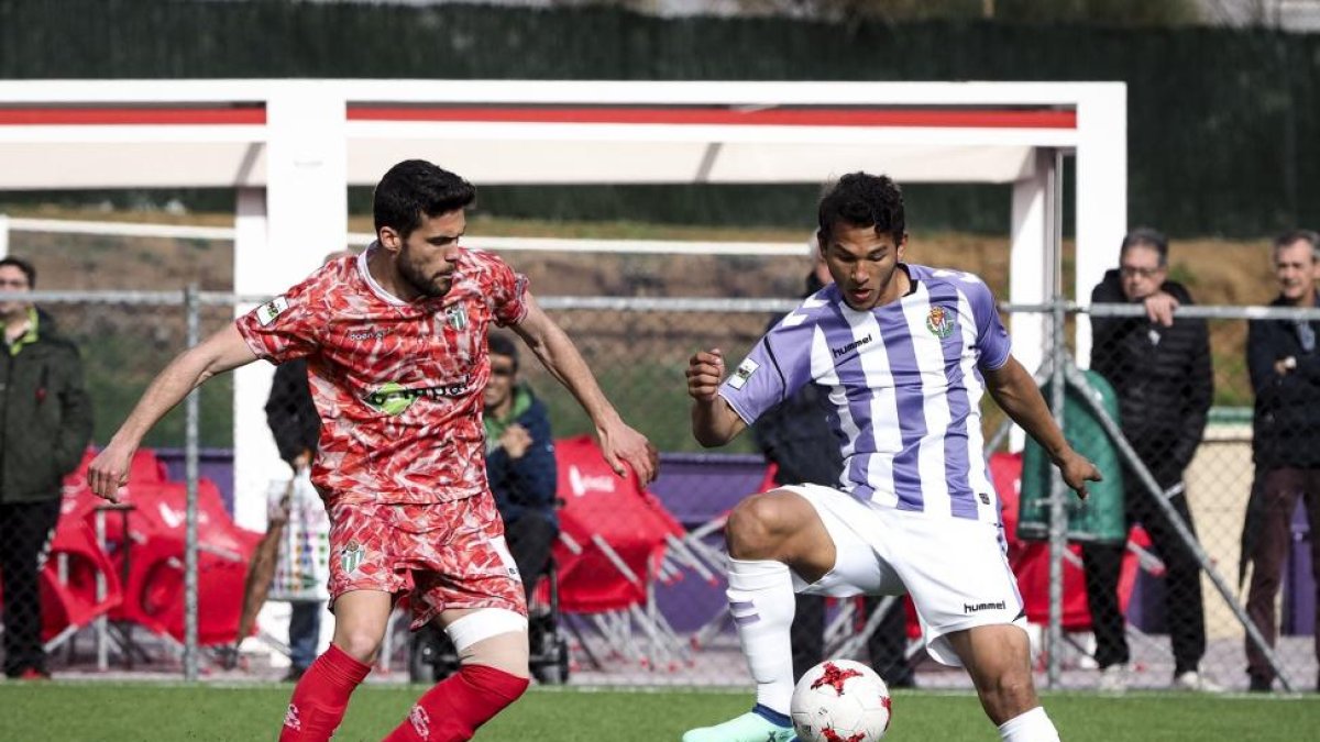 El delantero centro blanquivioleta Suárez toca el balón ante un rival.-M.Á. SANTOS