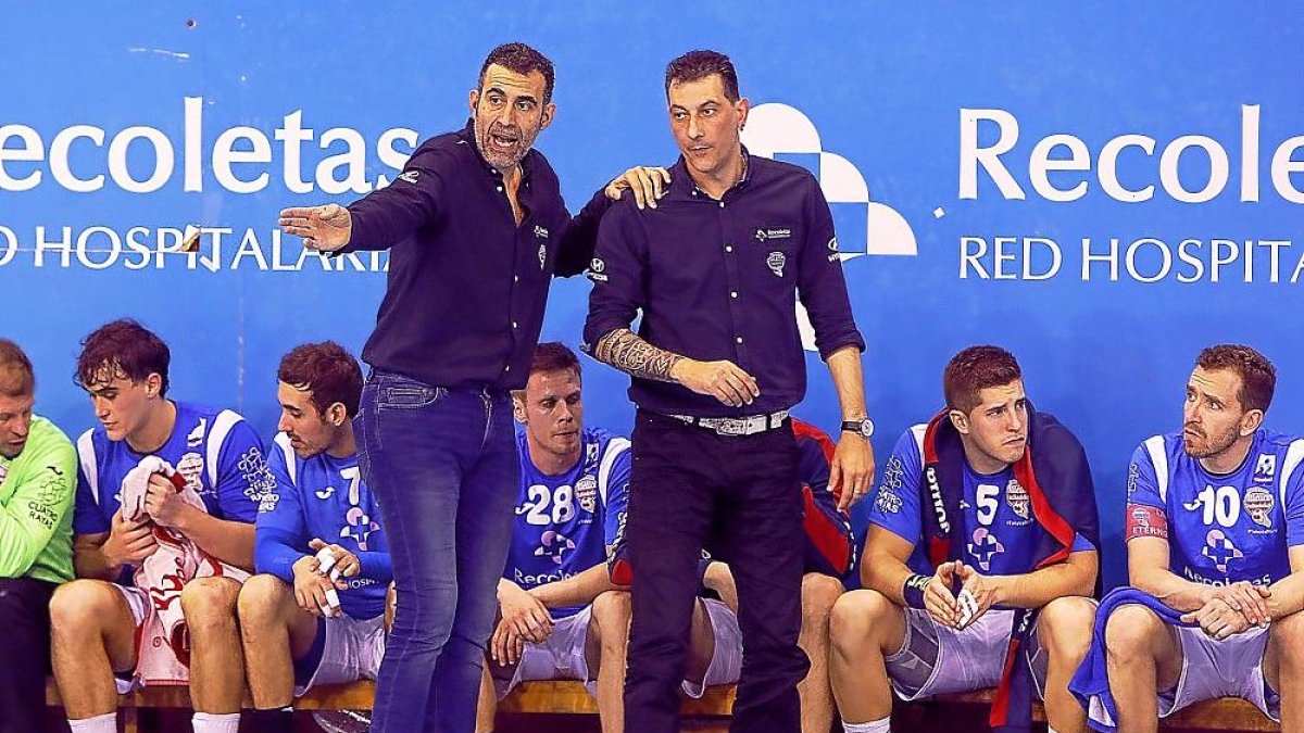 El entrenador David Pisonero habla con su segundo, Ollero.-EL MUNDO