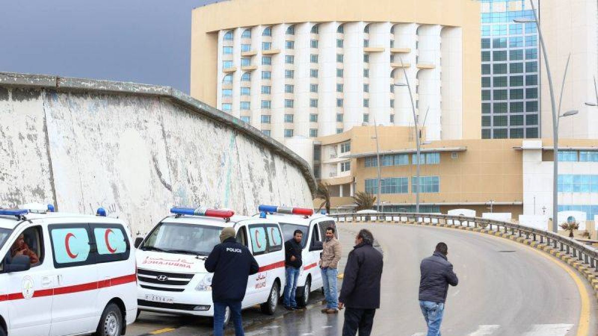 Ambulancias en los alrededores del hotel atacado por los yihadistas.-Foto: MAHMUD TURKIA / AFP