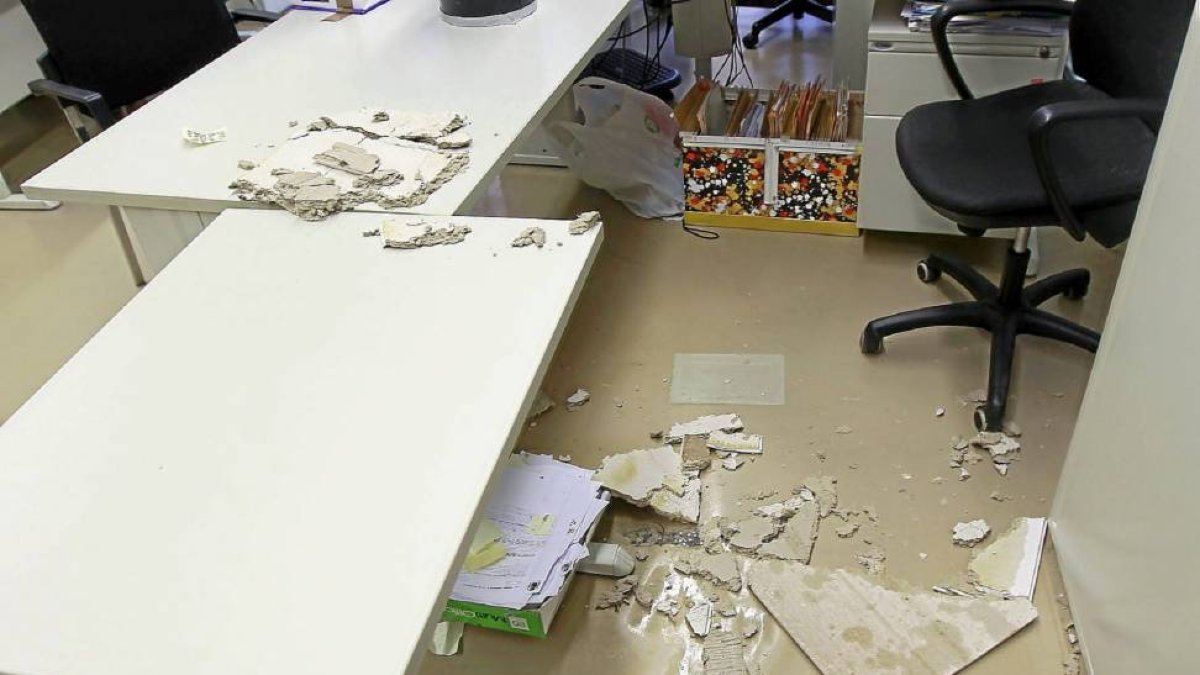 Imagen de los cascotes caídos en el juzgado 13 de Familia-J.M.Lostau