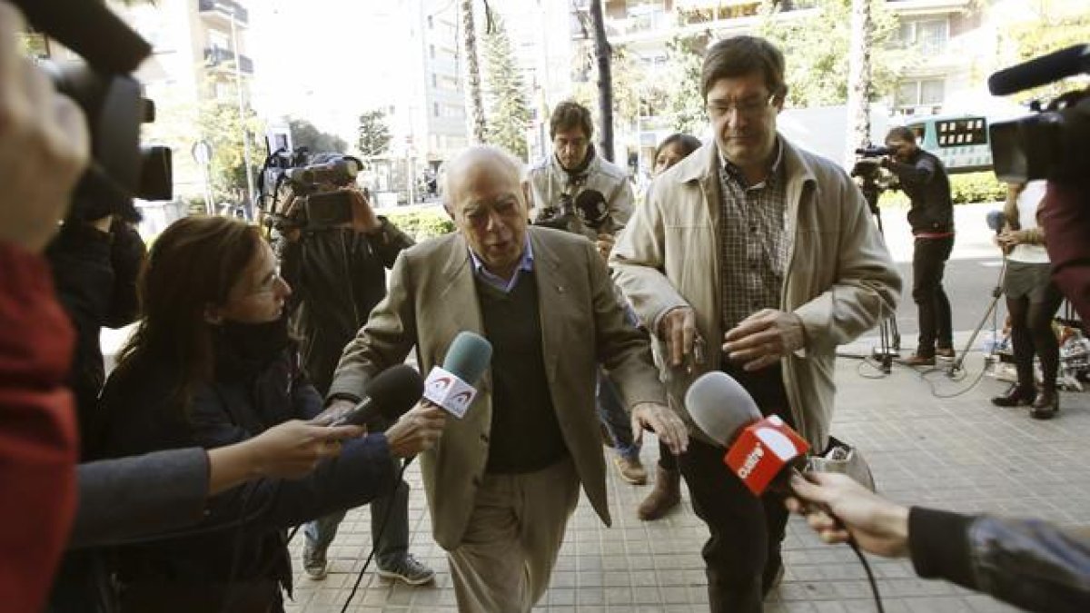 Jordi Pujol, rodeado de periodistas, ayer, a las puertas de su casa en la ronda del General Mitre.-EF E/ ALEJANDRO GARCÍA