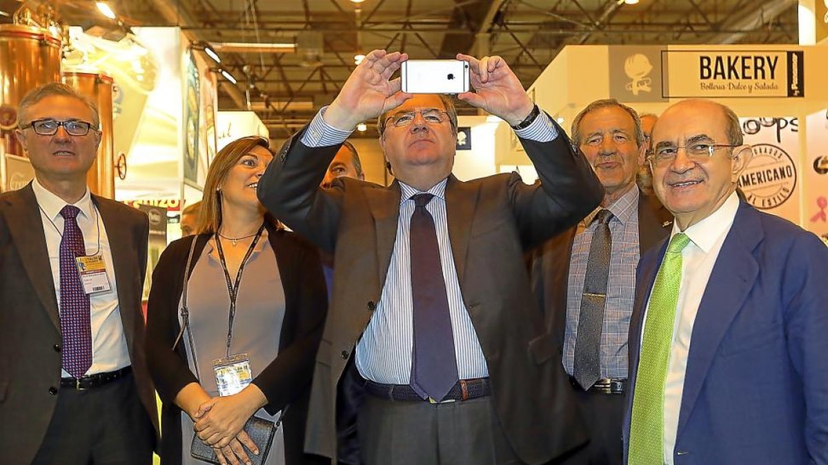 Juan Vicente Herrera durante su visita al Salón Gourmet.-RAQUEL P. VIECO
