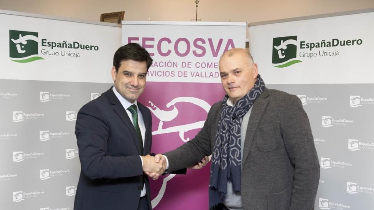 Manuel Rubio(I), director territorial de EspañaDuero, y Javier Labarga, presidente de FECOSVA, firman un convenio de colaboración-ICAL