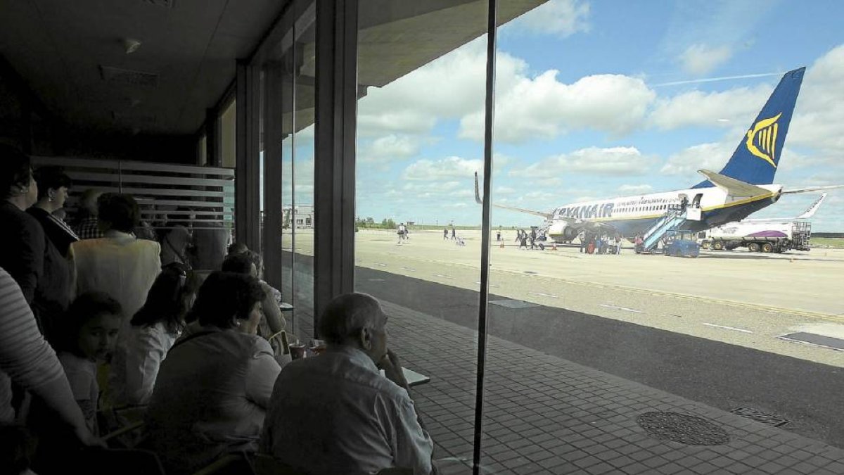 Los pasajeros contemplan un avión en el aeropuerto de Villanubla.-El Mundo