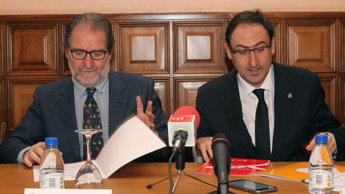 El alcalde de Palencia, Alfonso Polanco (D), y el gerente de Aspaym Castilla y León, Julio Herrero (I), suscriben un convenio de colaboración para la promoción del deporte y el desarrollo de actividades formativas y deportivas para personas con discapacid-ICAL