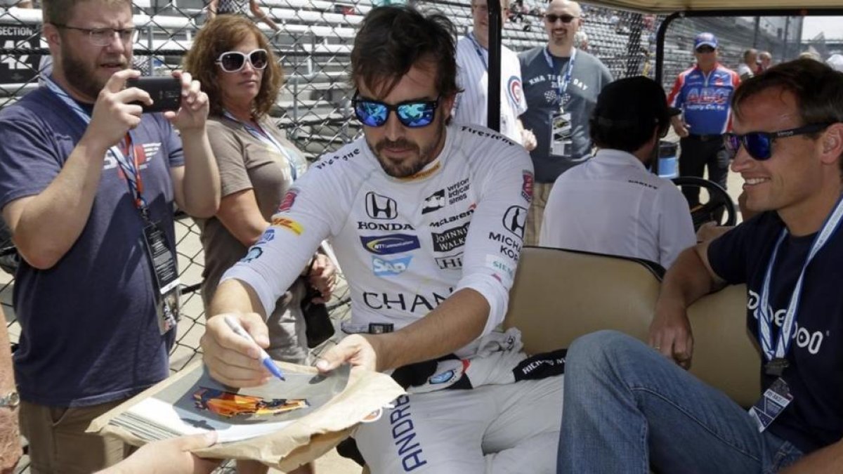 Fernando Alonso, ayer, en Indianápolis, en el día de la prensa.-AP