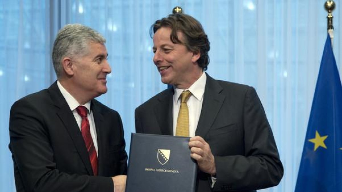 Covic (izquierda) entrega la propuesta a Koenders, en Bruselas, este lunes.-AP / VIRGINIA MAYO
