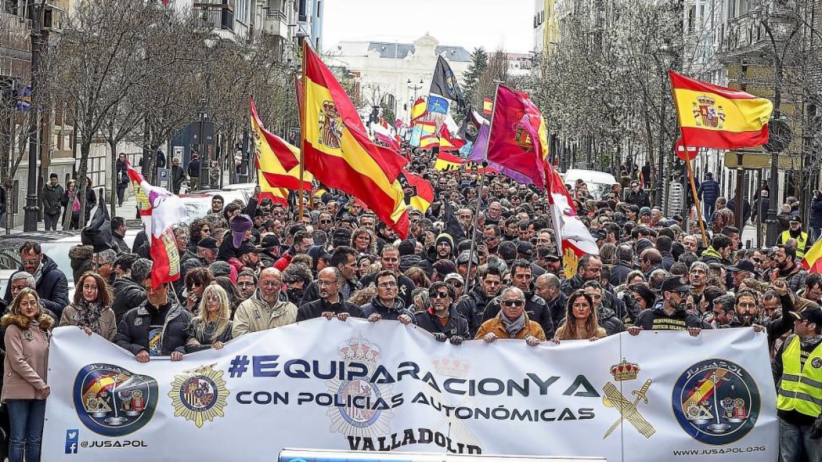 Los manifestantes portando una pancarta reivindicativa junto con banderas nacionales y autonómicas.-MIGUEL ÁNGEL SANTOS (PHOTOGENIC)