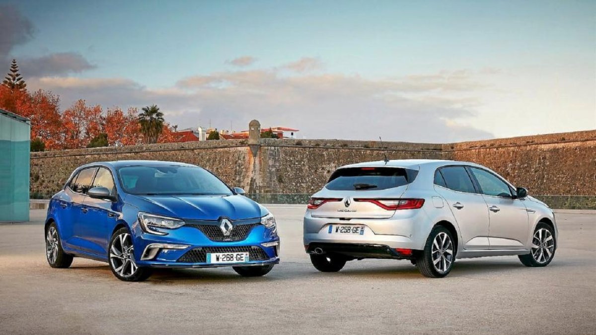 Dos vehículos de la nueva gama del Renault Megane fabricado en la factoría palentina de Villamuriel de Cerrato.-Ical