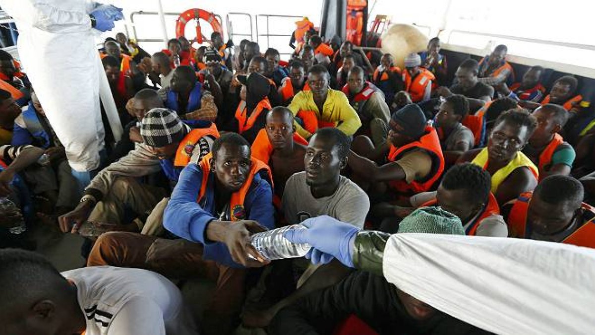 Imágenes del rescate de una embarcación con 200 personas este sábado.-Foto: D. Z. L./ EFE