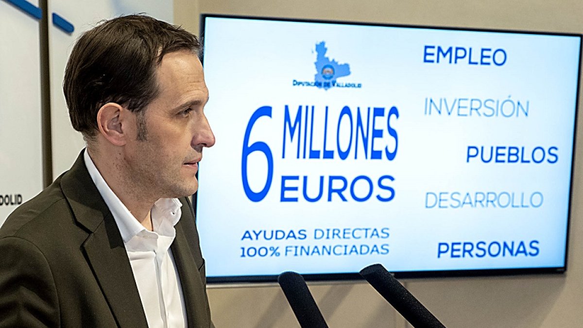Conrado Íscar junto a una pantalla explicativa durante la presentación del ‘Plan V’, ayer en el Palacio de Pimentel. | E. M.