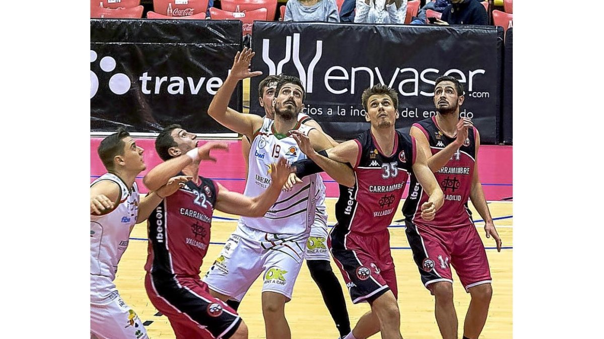Imagen del partido entre Carramimbre y Palma jugado en Pisuerga en la primera vuelta.-P. REQUEJO