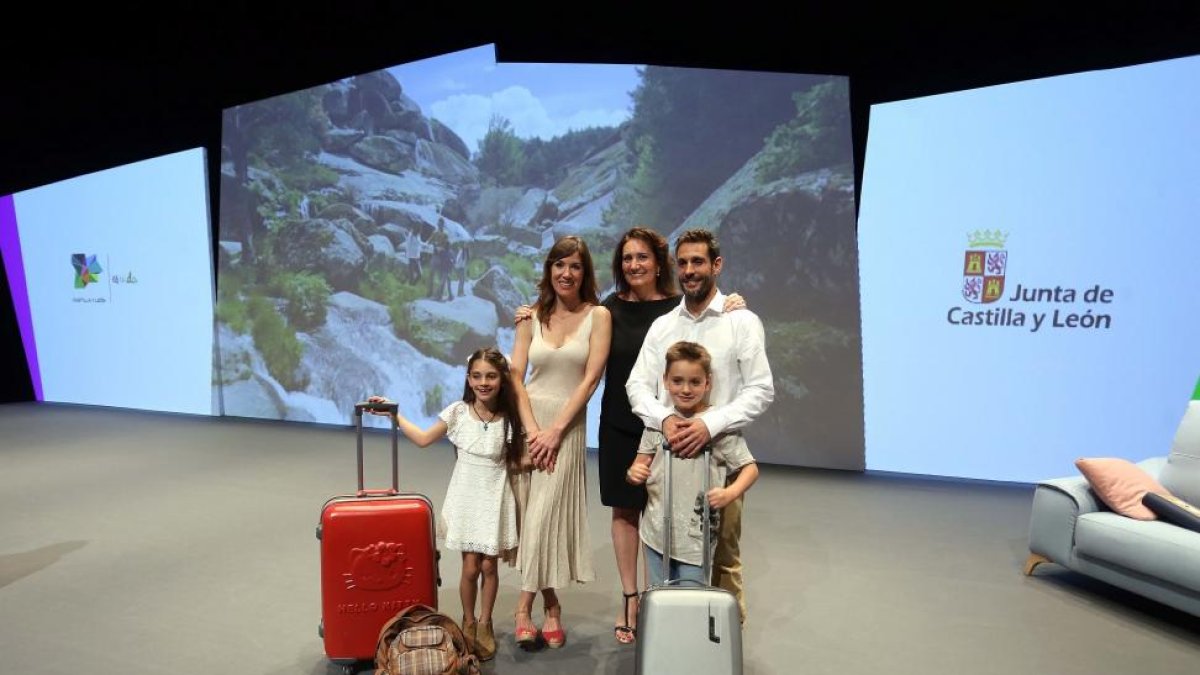 La consejera de Cultura de la Junta, María Josefa García Cirac, presenta la nueva Campaña de Turismo de Castilla y León. En la imagen, junto a los actores protagonistas de anuncio promocional.-ICAL