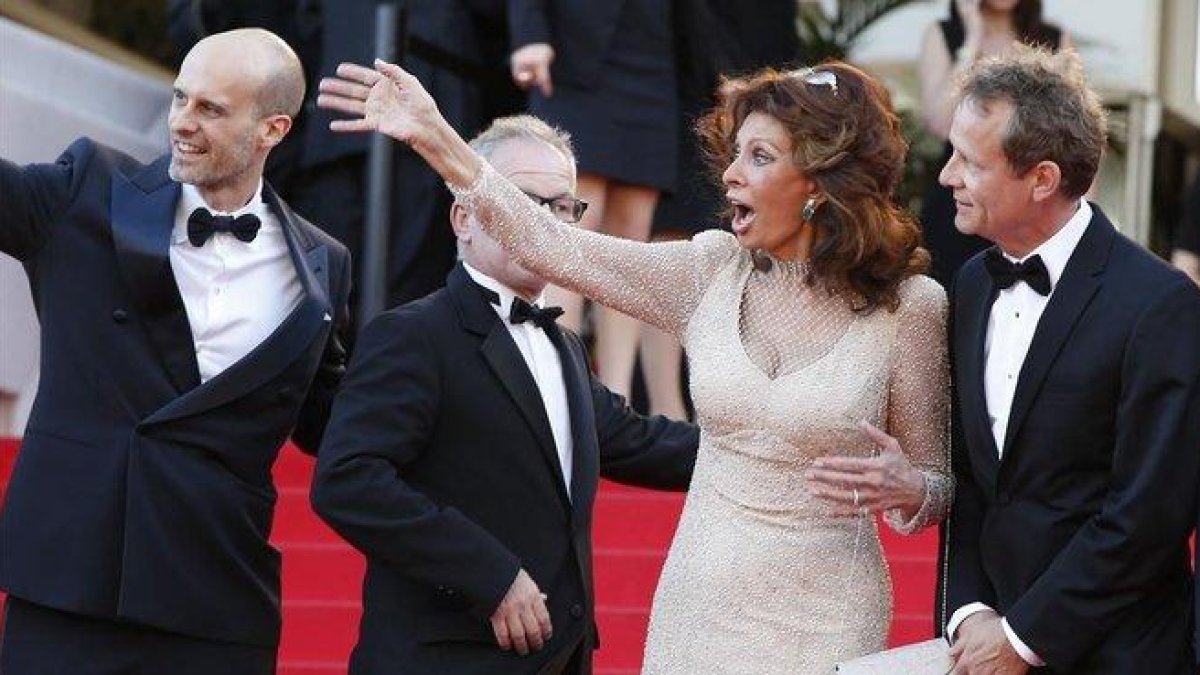 Sofia Loren, junto a su hijo Edoardo (a la izquierda), en el festival de Cannes del 2014.-AFP