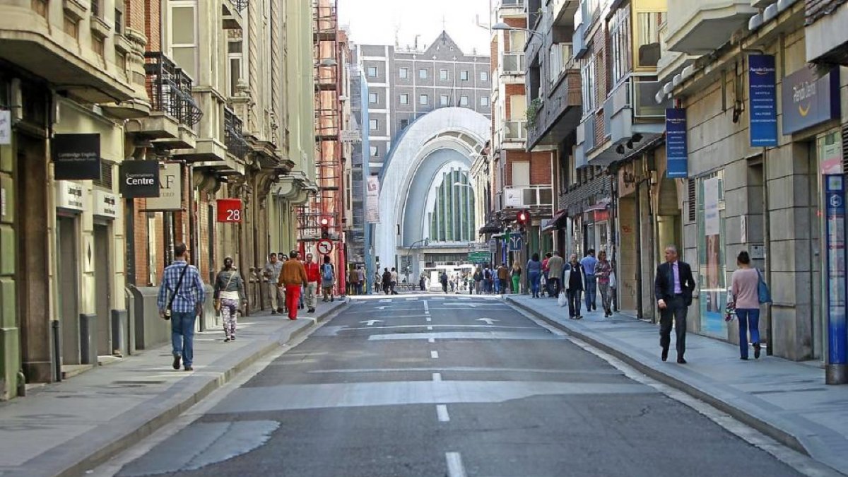 La calle López Gómez vacía de vehículos en un día sin coches.-J.M. LOSTAU
