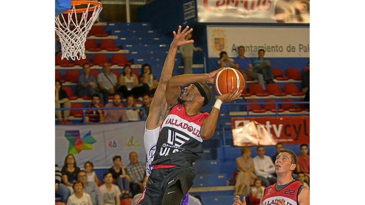 Wade-Chatman intenta penetrar a canasta ante la oposición de la defensa del Palencia.-BRÁGIMO