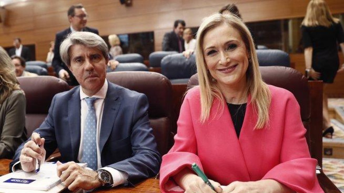Ángel Garrido y Cristina Cifuentes, en un pleno de la Asamblea de Madrid.-MARISCAL (EFE)