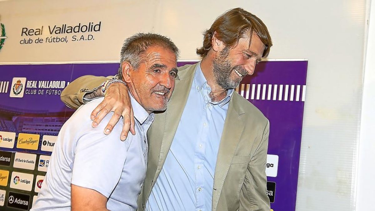 Paco Herrera y Carlos Suárez abandonan abrazados la sala de prensa tras su comparecencia.-J. M. LOSTAU