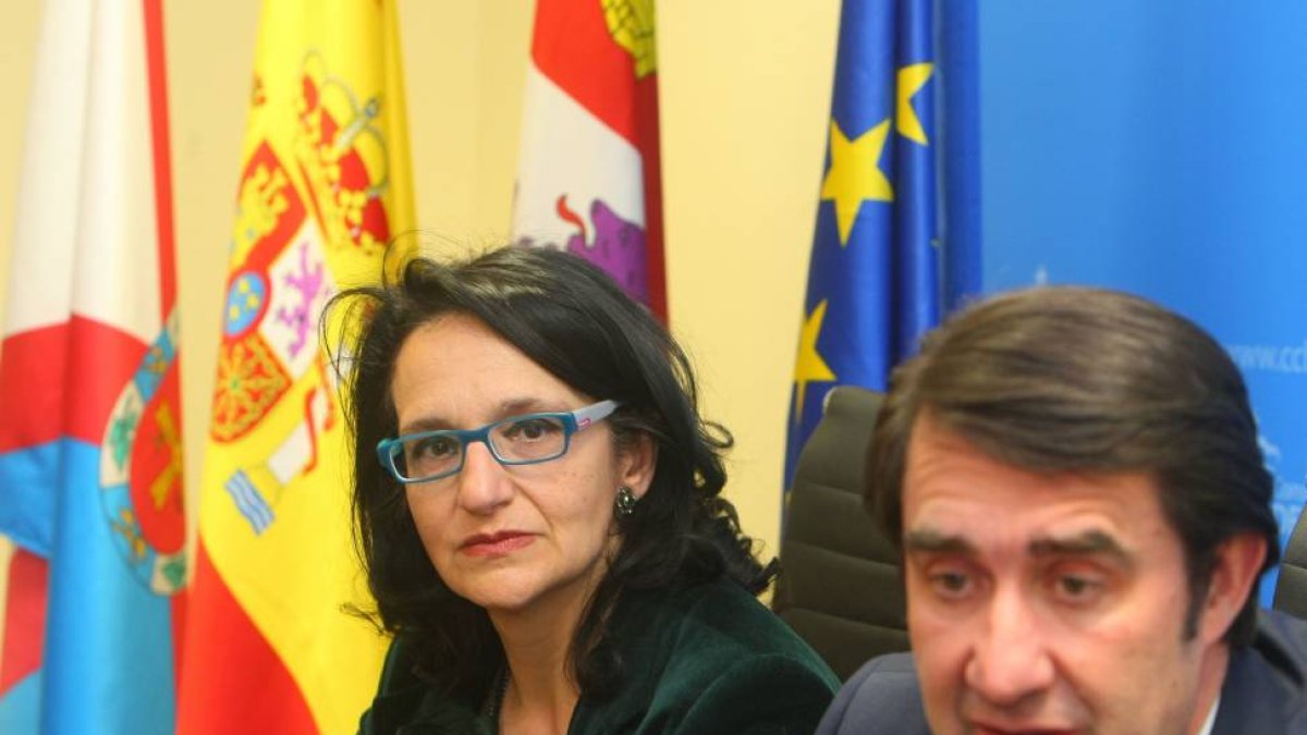 El delegado del Gobierno en Castilla y León, Juan Carlos Suárez-Quiñones, junto a la nueva subdelegada del Gobierno en León, María Teresa Mata Sierra-Ical