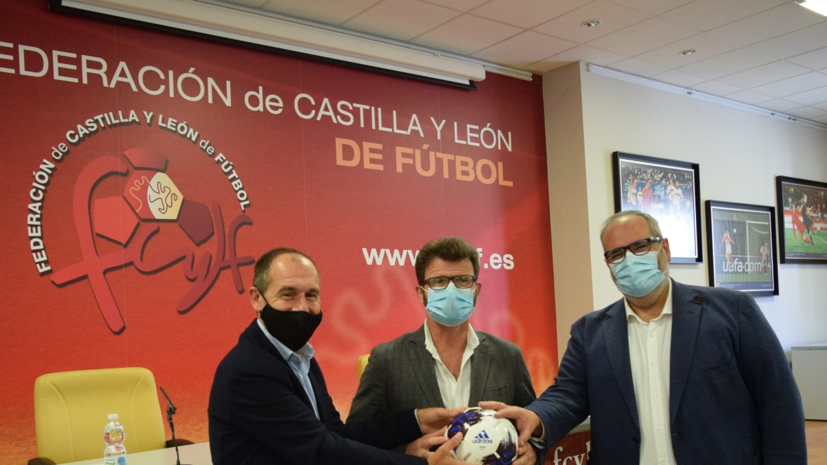 Antonio Rodríguez, secretario de REA; Francisco Menéndez, secretario general de FCYLF; y Fernando Calvo, director de la Fundación Valores del Fútbol. / E.M.
