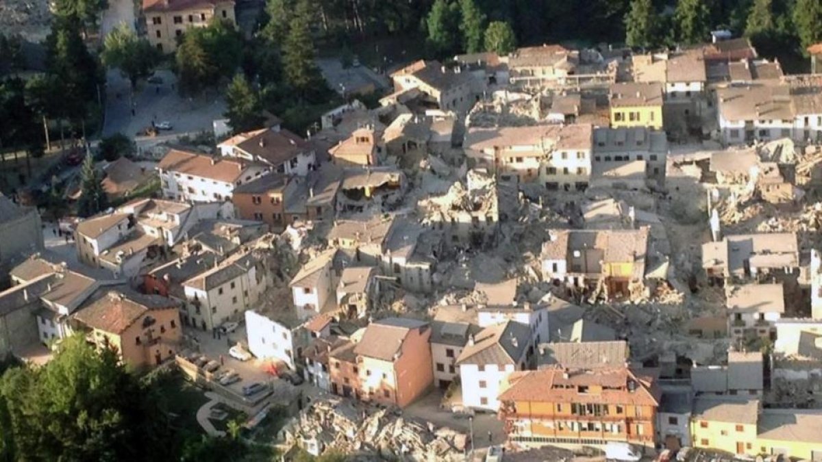 Imagen aérea de Amatrice, una de las localidades afectadas por los dos terremotos que han sacudido este miércoles el centro de Italia.-BRIGADA DE BOMBEROS DE ITALIA