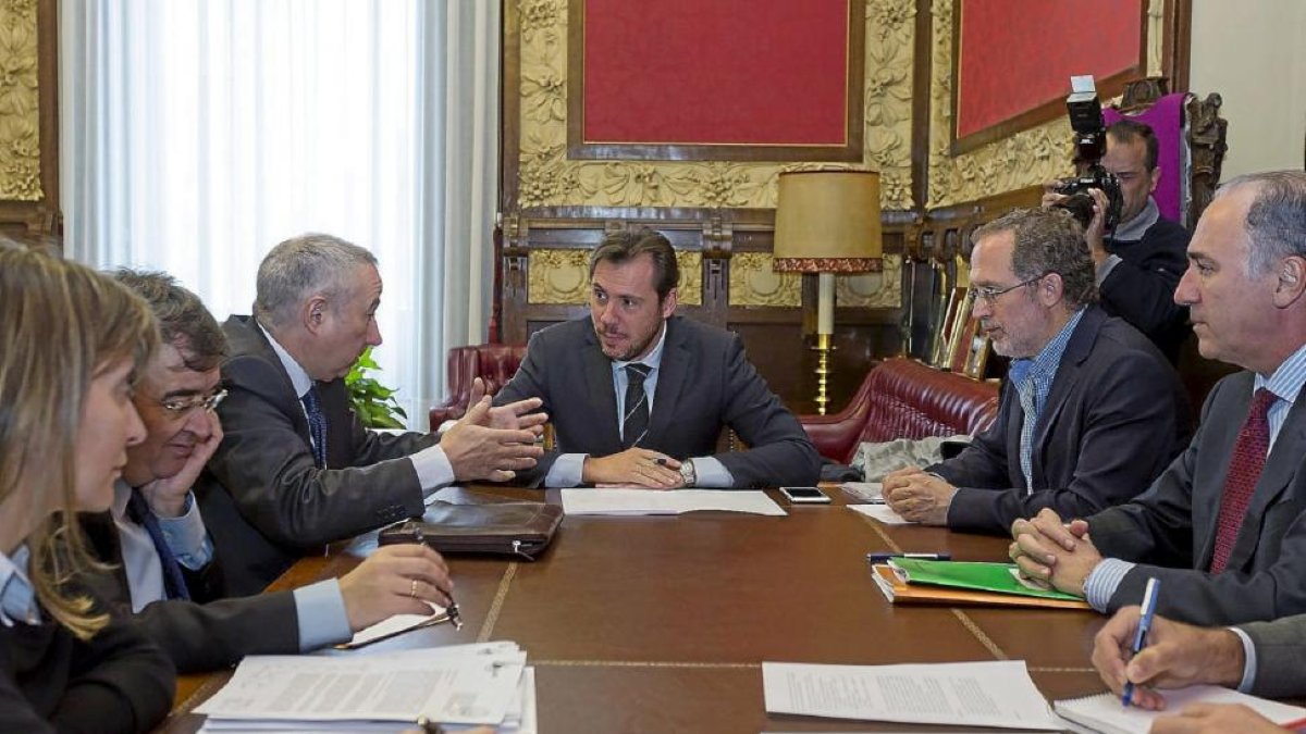 Puente, Saravia y Gato escuchan al representante de Adif durante la reunión celebrada en el Ayuntamiento.-Miguel Ángel Santos