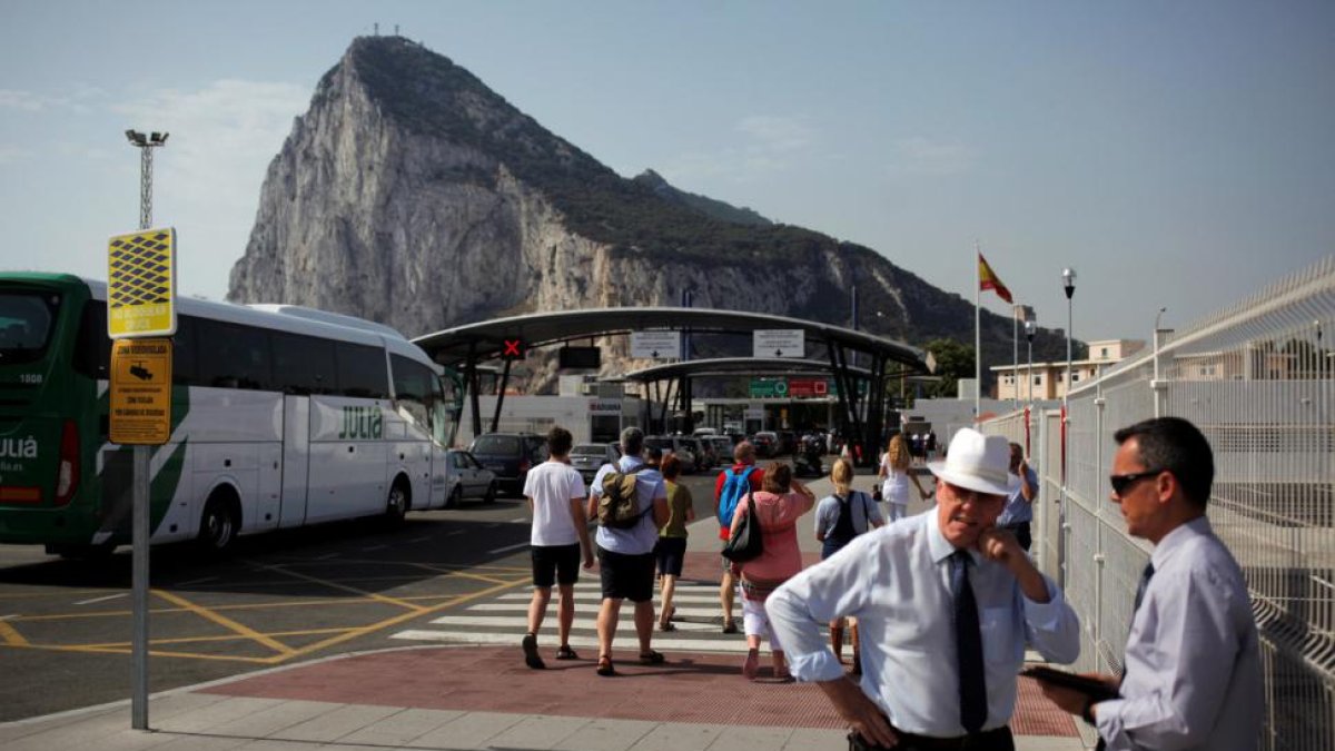La entrada a Gibraltar, esta mañana.-JON NAZCA / REUTERS