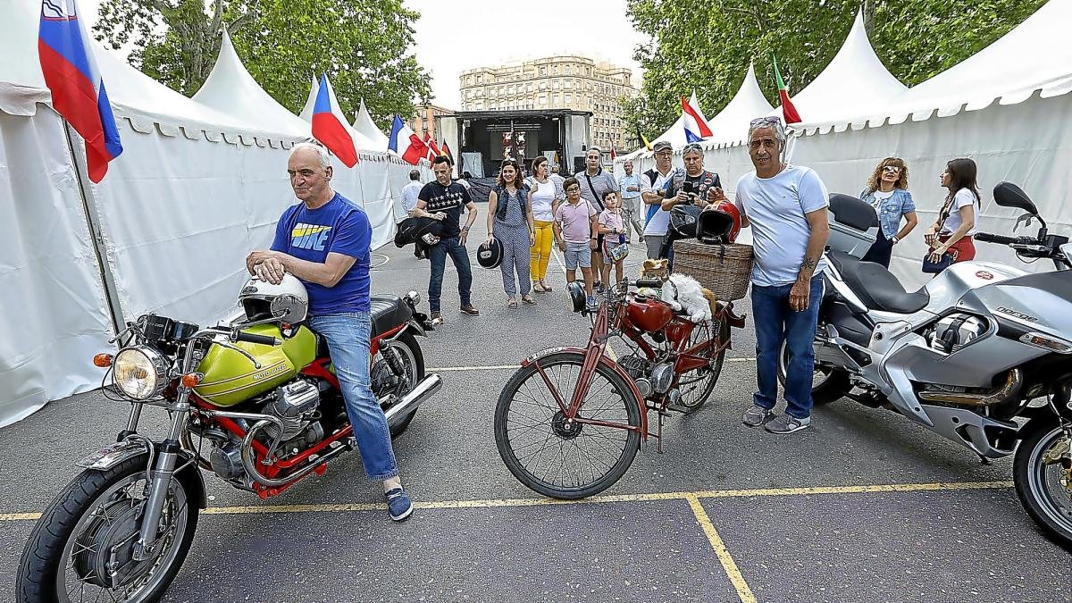 Concentración de Moto Guzzi, ayer, en la Acera de Recoletos.-J.M. LOSTAU