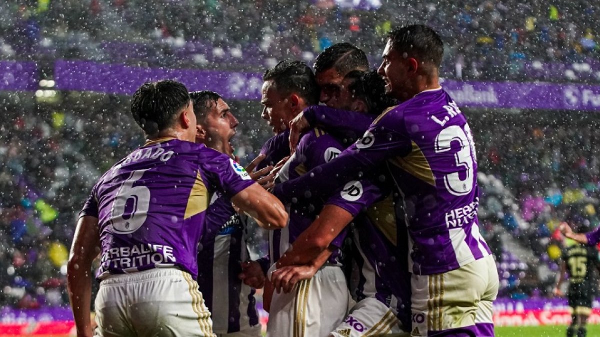 Los jugadores del real Valladolid celebran un gol en el partido de la primera vuelta antye el Celta. / IÑAKI SOLA / RVCF