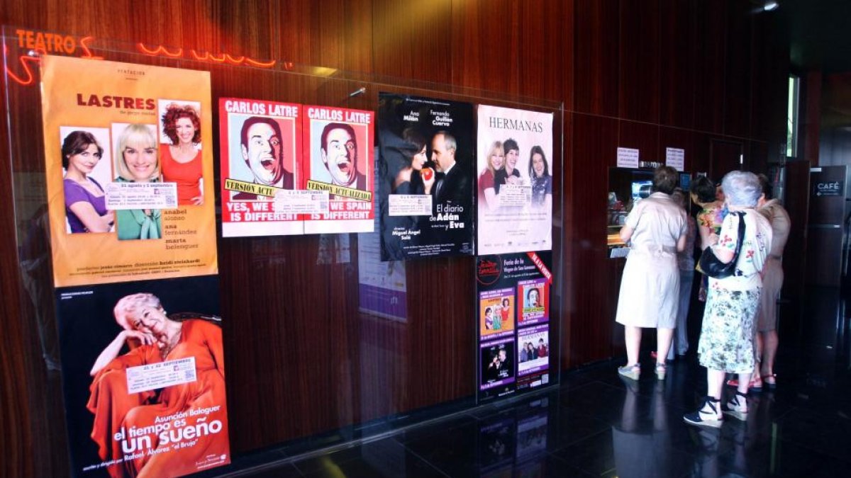 Un grupo de mujeres adquiere entradas para espectáculos en el Teatro José Zorrilla-ICAL