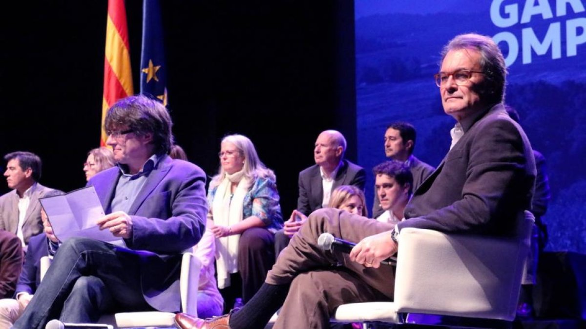 Puigdemont y Mas en la reunión del PDECat de este sábado.-