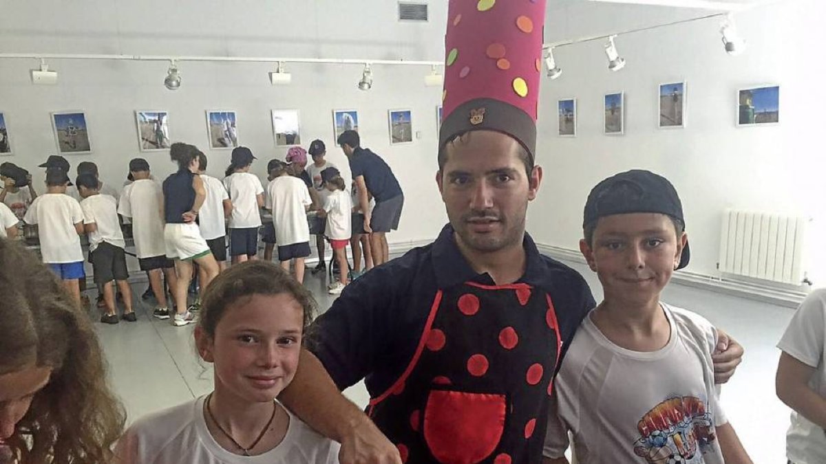 Dos futuros cocineros posan junto a Ofa, uno de los monitores.-El Mundo