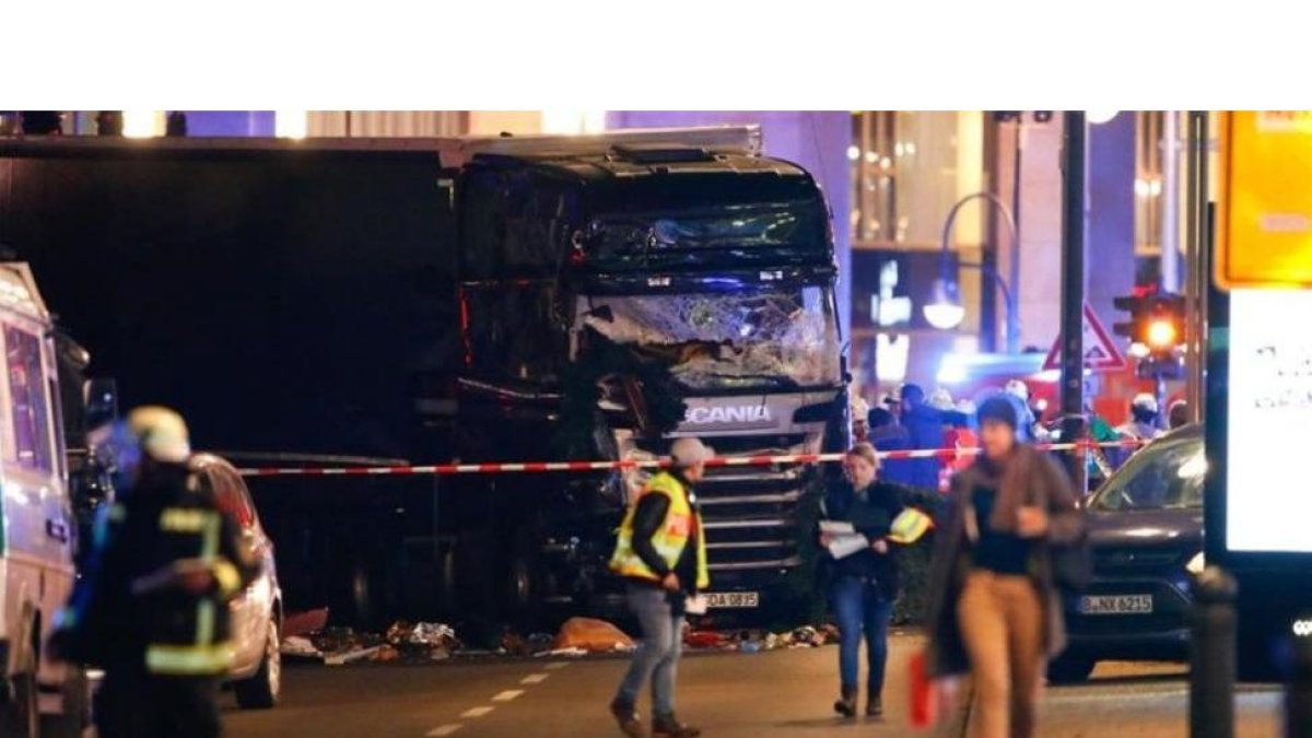 Policía en el mercado navideño de Berlín.-REUTERS