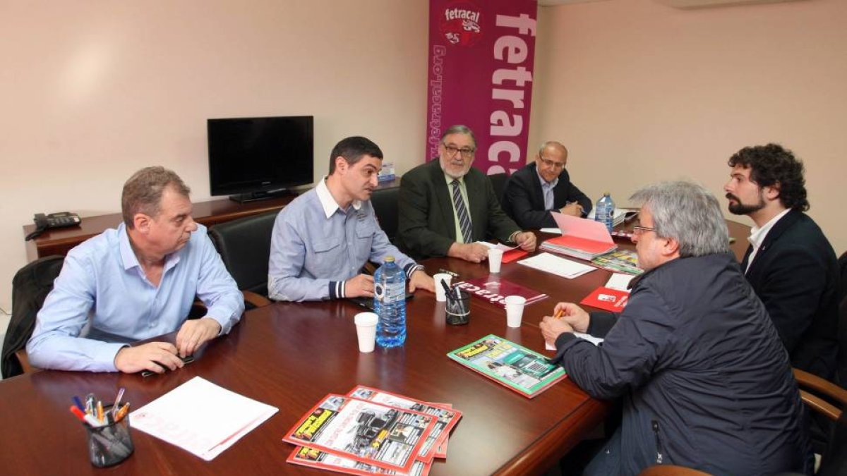 El candidato de Izquierda Unida a la Presidencia de la Junta, José Sarrión, acompañado de José María González, se reúne con miembros de la Junta Directiva de la Federación de Transporte de Mercancías por Carretera de Castilla y León-Ical