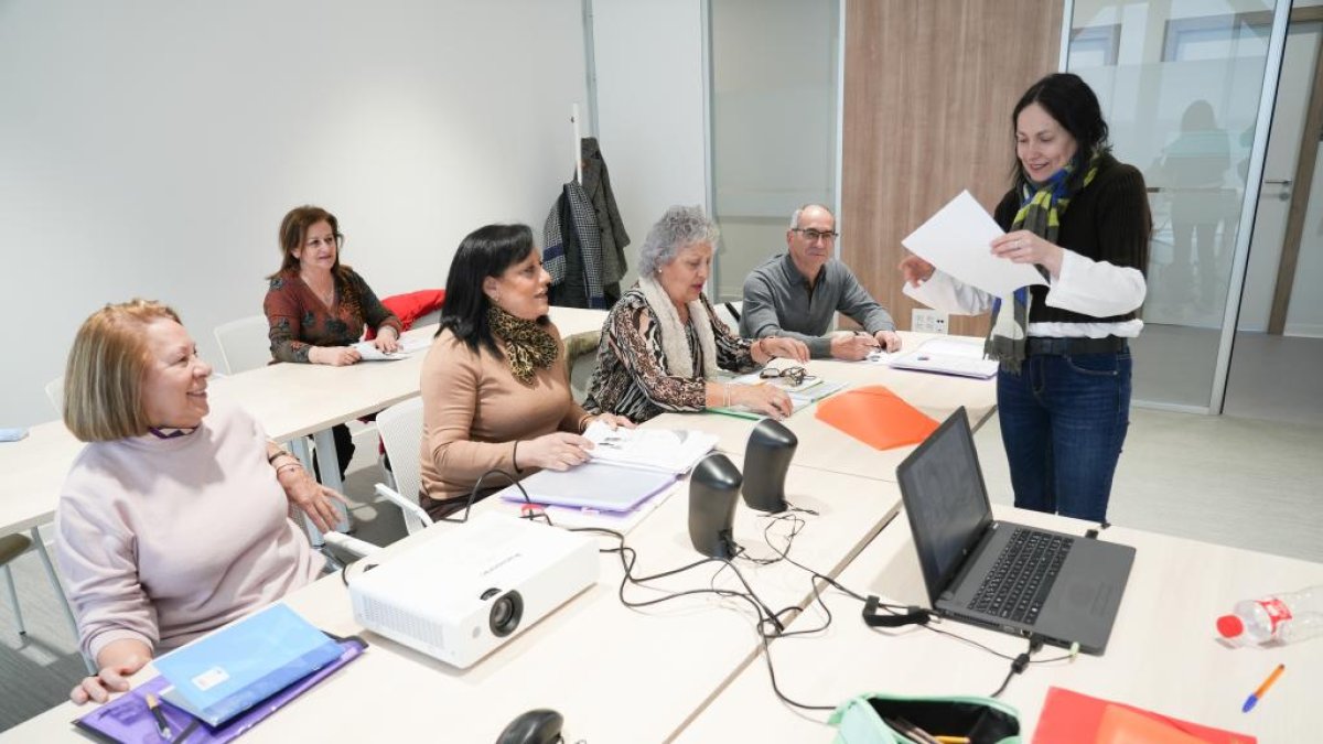 Clase de inglés en el centro de vida activa de Parquesol, imagen de archivo.- J.M. LOSTAU