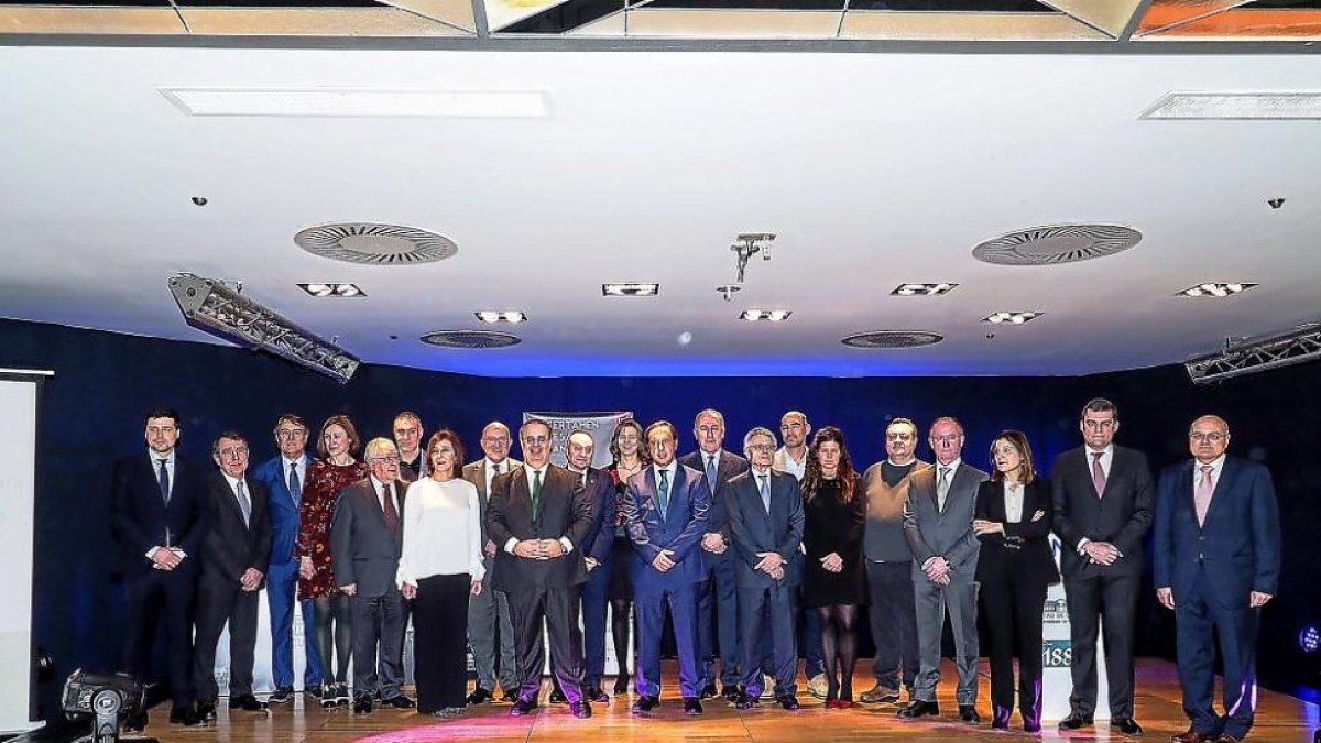 Foto de familia en los premios ‘Empresario del Año’ organizados por la Facultad de Comercio de la UVA.-M. A. SANTOS
