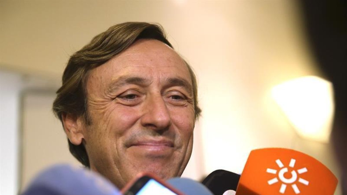 El portavoz parlamentario del PP, Rafael Hernando, hace declaraciones a los medios.-EFE/Zipi
