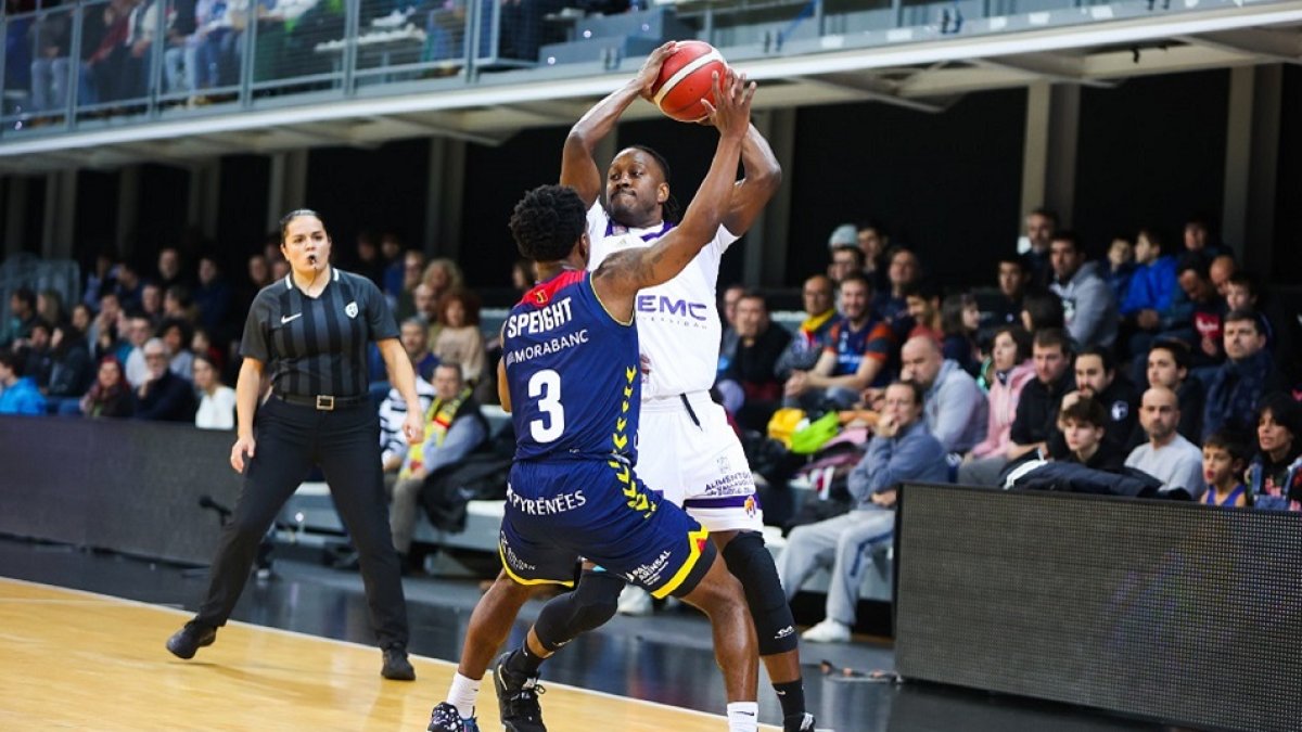 Greg Gantt ante la oposición de Speight en el partido de Andorra. EL MUNDO