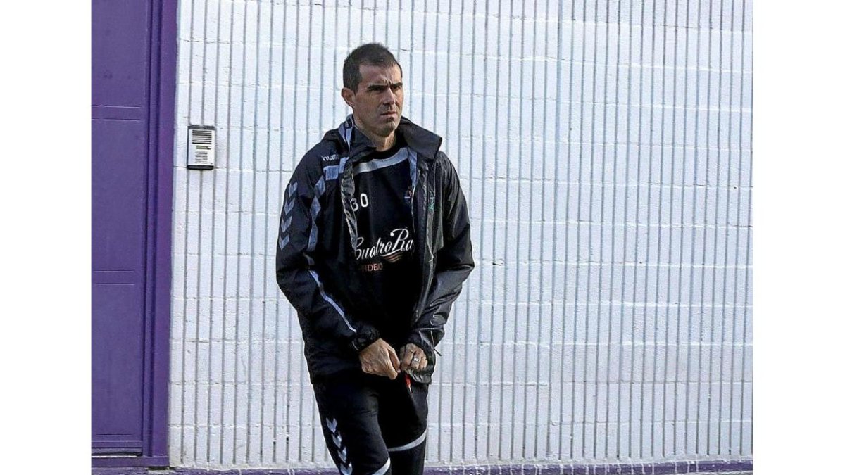Gaizka Garitano sale de los vestuarios rumbo a los Campos Anexos, ayer.-Balcaza