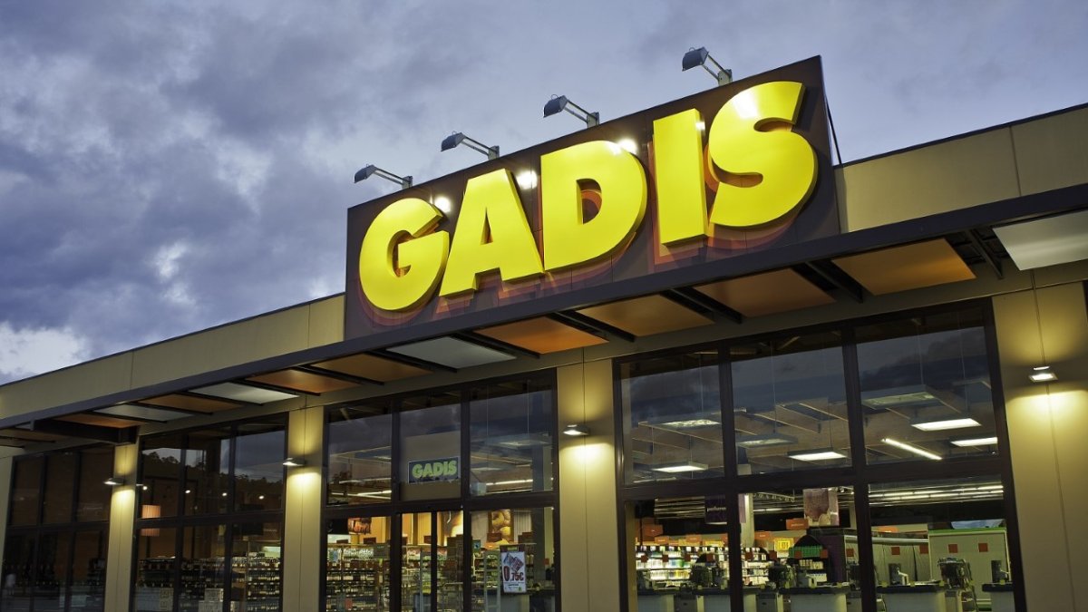 Una fachada de un supermercado GADIS. E.M.